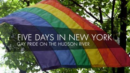 Un drapeau arc-en-ciel, sur fond de verdure, et le titre du film en anglais.